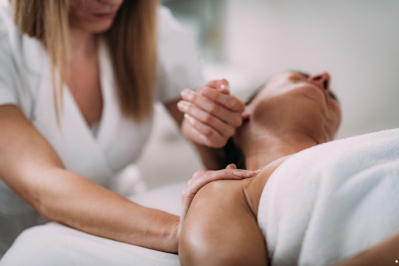 Bấm huyệt chữa đau vai gáy tại Massage Pro