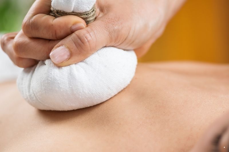 Chườm nóng giúp các vết bầm tan nhanh hơn