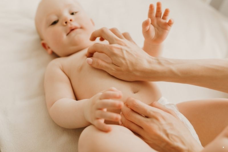 Khi bé vừa tắm xong, ăn xong