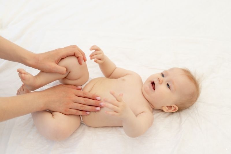 Massage nhẹ nhàng lên vùng bụng