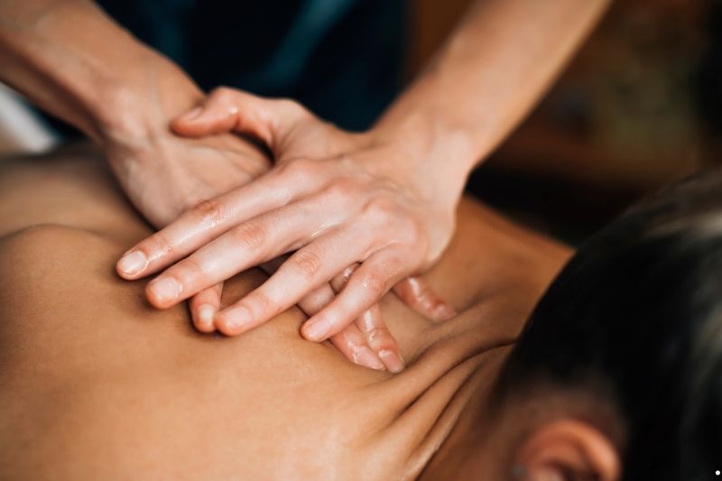 Massage lưng cho người thoát vị đĩa đệm