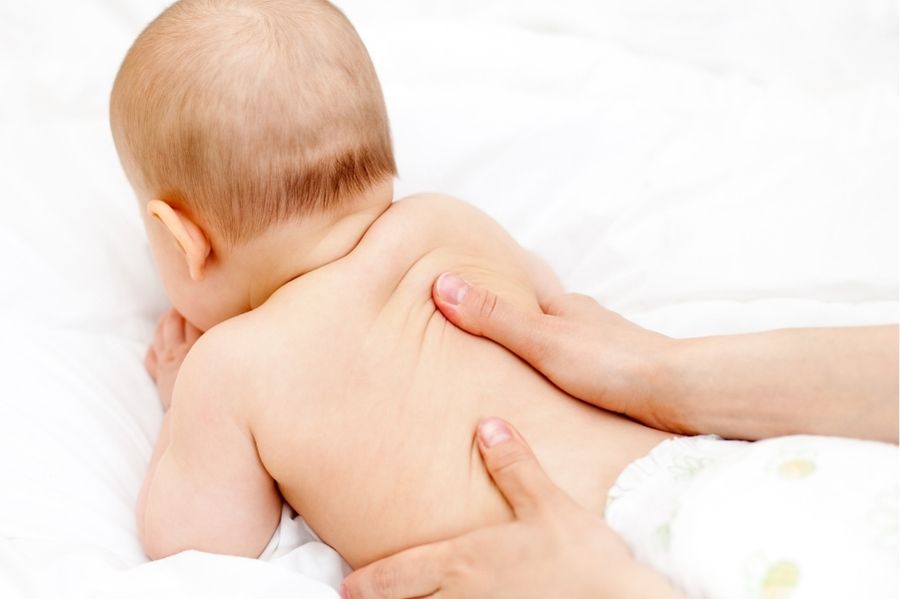Massage cho trẻ bị rôm xảy