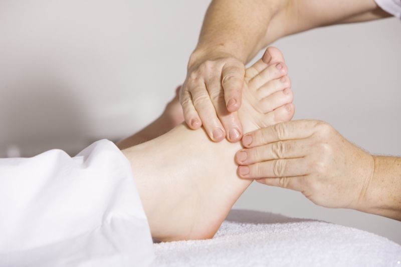 Bắt đầu massage từ bàn chân