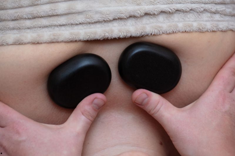 5 lợi ích vàng từ massage đá nóng