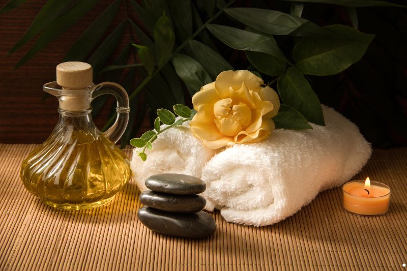 Đồ dùng và tinh dầu cho buổi massage tại nhà