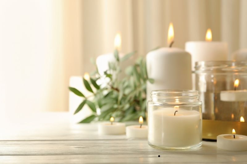Chuẩn bị nến thơm cho buổi massage