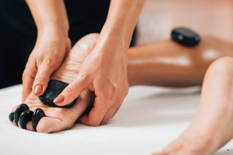 Massage đá nóng Nhật Bản