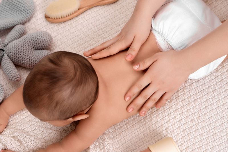 Massage cho trẻ sơ sinh là gì?